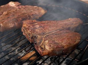 800px-Porterhouse_steaks_grilling_barbecue_grills_meat